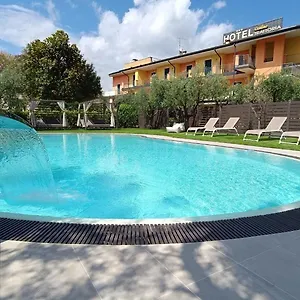 https://hotel-confine.hotelinveneto.com